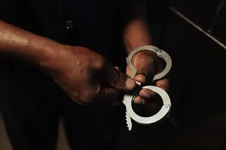 你申请拘留，执行法官让你找人，怎么找？